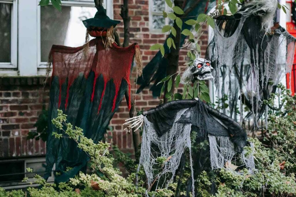 Encourage sellers to create Halloween yard displays that are tasteful and inviting. Help them design a display that enhances the property's curb appeal while adding a festive touch.